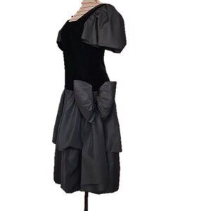 Edith Strauss - Vintage 1970s Black Velvet & Taffeta Silk Blend Dress with Bowββ